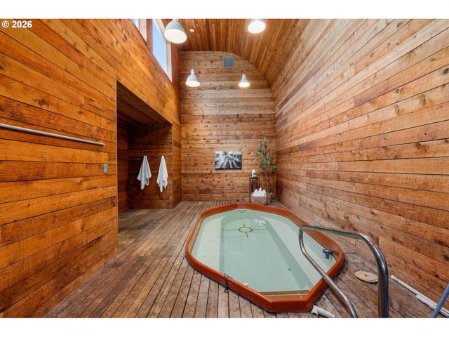 890 ROSEMONT Rd, West Linn, OR 97068