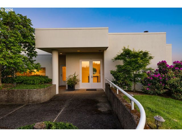 890 ROSEMONT Rd, West Linn, OR 97068