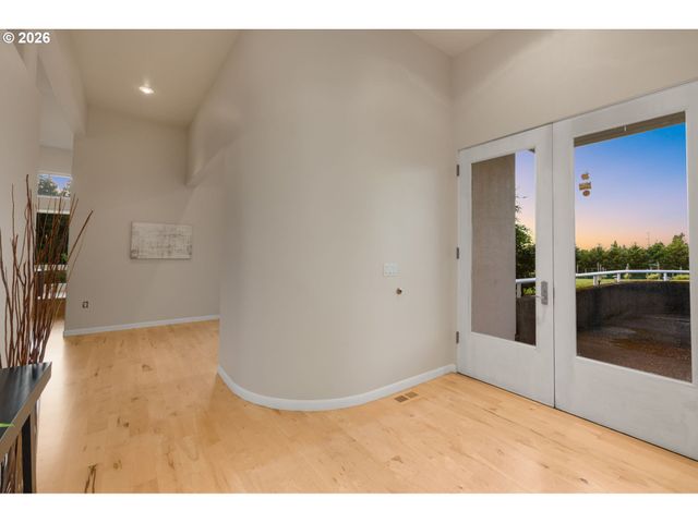 890 ROSEMONT Rd, West Linn, OR 97068