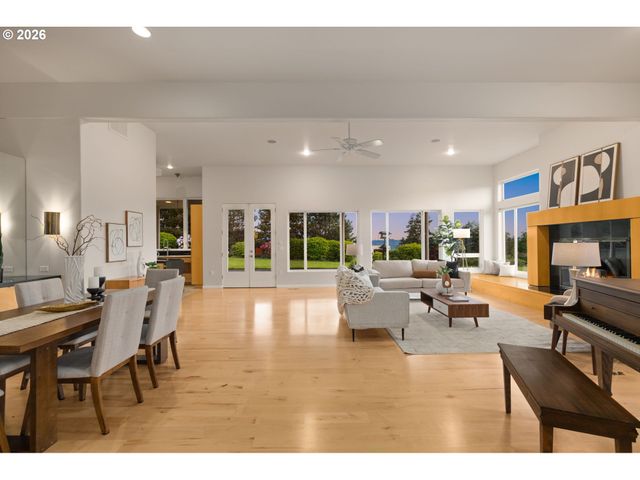 890 ROSEMONT Rd, West Linn, OR 97068