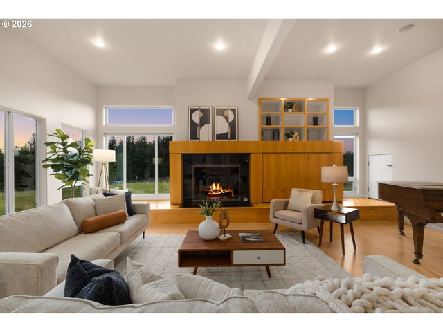 890 ROSEMONT Rd, West Linn, OR 97068