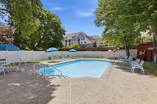 20 Hammond Pond Pkway 201, Newton, MA 02467