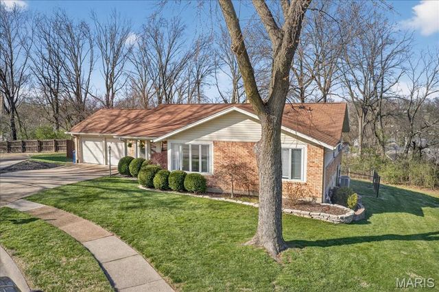 1430 Silverleaf Lane, St Louis, MO 63146