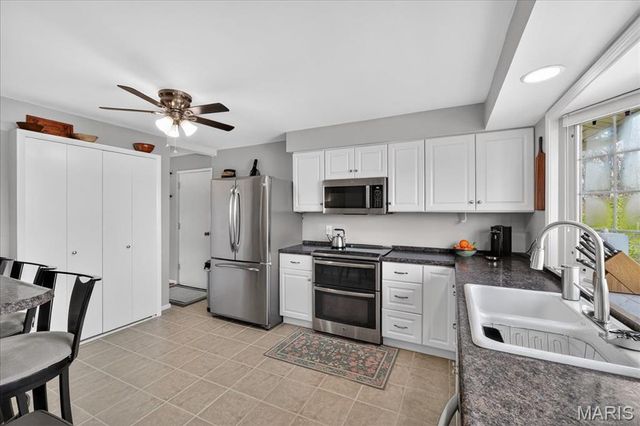 1430 Silverleaf Lane, St Louis, MO 63146