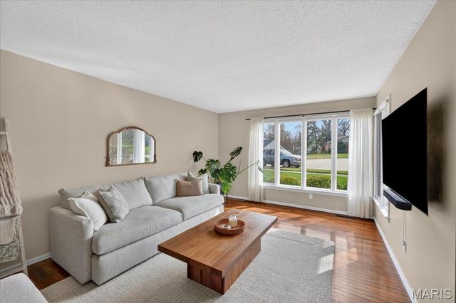 1430 Silverleaf Lane, St Louis, MO 63146