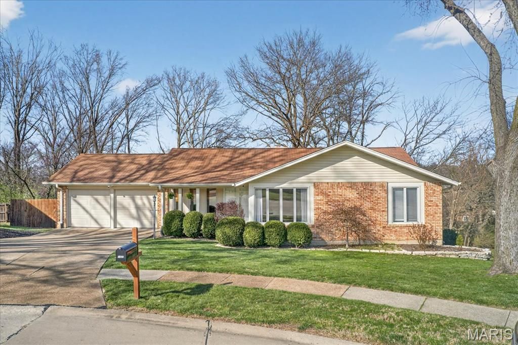 1430 Silverleaf Lane, St Louis, MO 63146