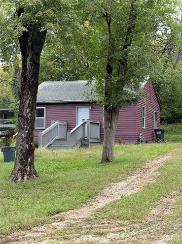 422 Iowa Street, Lawrence, KS 66044