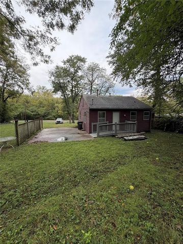 422 Iowa Street, Lawrence, KS 66044
