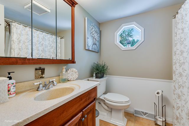 38w337 Dean Street, St. Charles, IL 60175