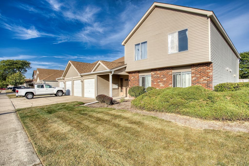 7070 Newport Drive 203, Woodridge, IL 60517