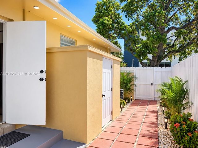 412 SW 10th Street n, Hallandale Beach, FL 33009