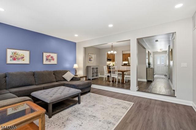 81 Canterberry Cir, Raritan Twp., NJ 08822