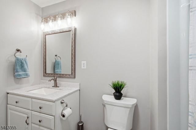 81 Canterberry Cir, Raritan Twp., NJ 08822