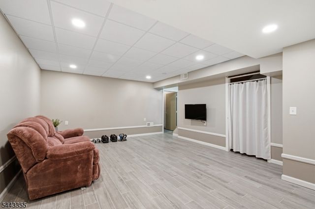81 Canterberry Cir, Raritan Twp., NJ 08822