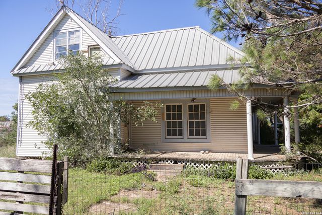 134 Kessler Ln, Knippa, TX 78870