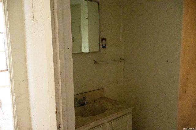 134 Kessler Ln, Knippa, TX 78870