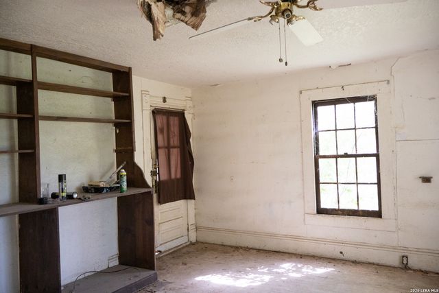 134 Kessler Ln, Knippa, TX 78870