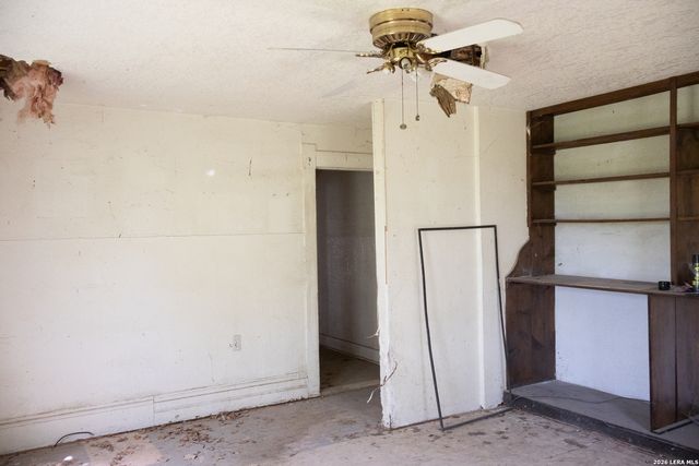 134 Kessler Ln, Knippa, TX 78870