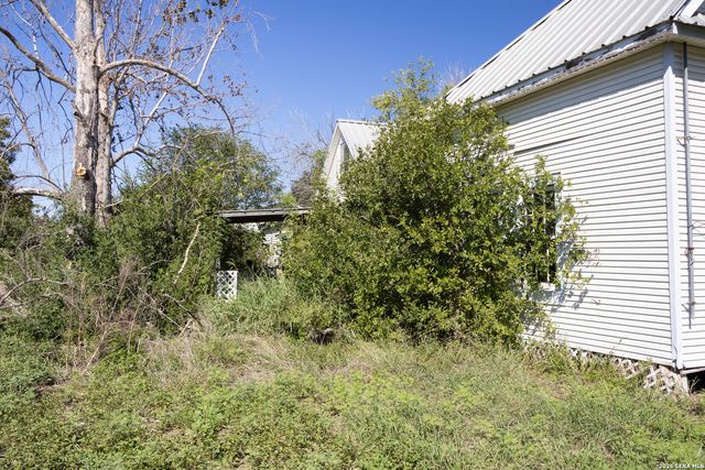 134 Kessler Ln, Knippa, TX 78870