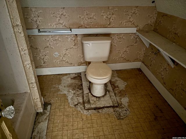 134 Kessler Ln, Knippa, TX 78870