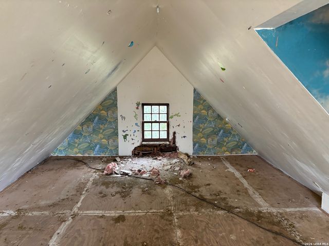 134 Kessler Ln, Knippa, TX 78870