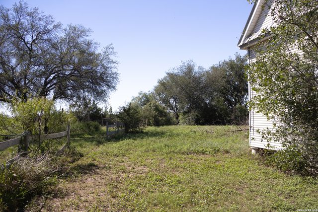 134 Kessler Ln, Knippa, TX 78870