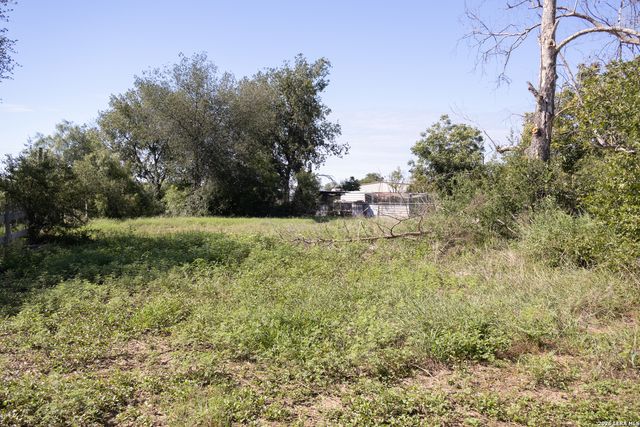 134 Kessler Ln, Knippa, TX 78870