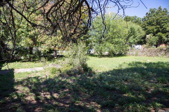 134 Kessler Ln, Knippa, TX 78870