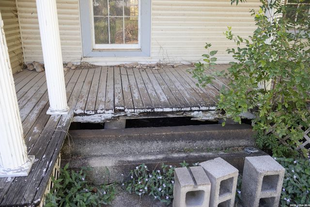 134 Kessler Ln, Knippa, TX 78870