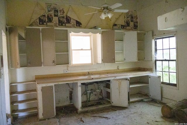 134 Kessler Ln, Knippa, TX 78870