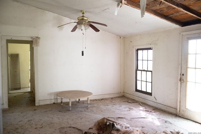 134 Kessler Ln, Knippa, TX 78870