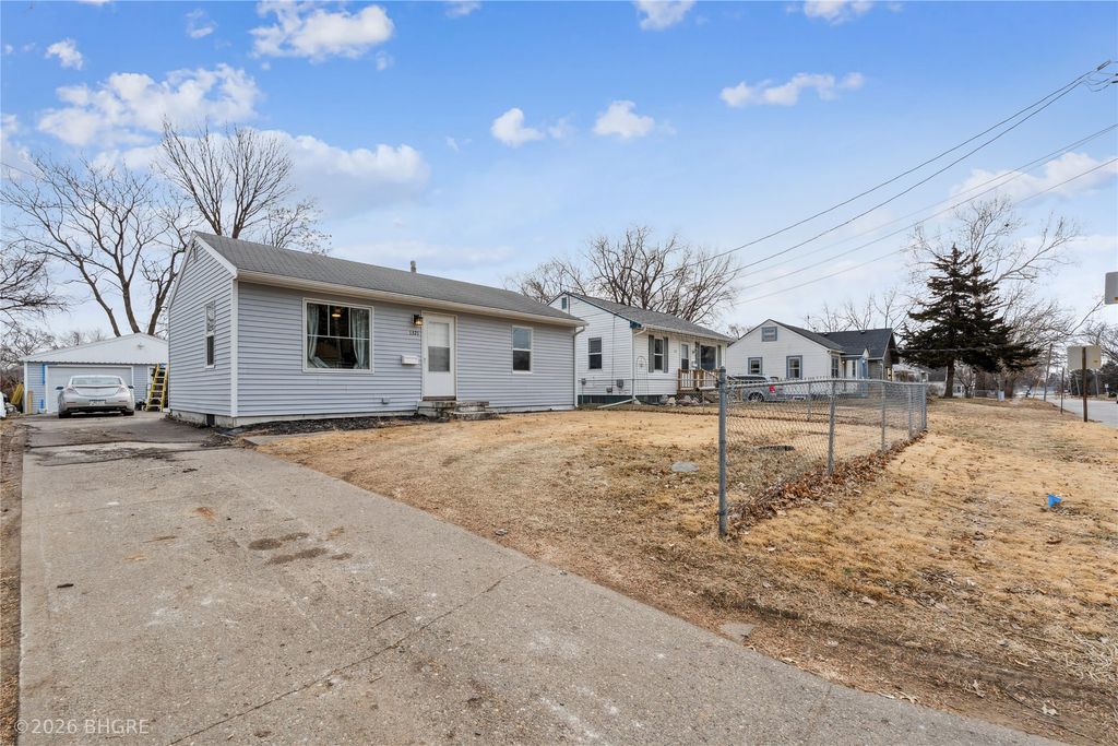 1321 E 25th Street, Des Moines, IA 50317