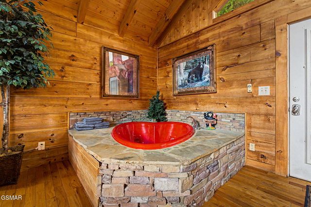 3022 Hatcher Mountain Road, Sevierville, TN 37862