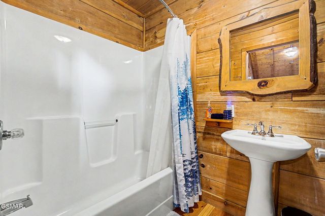 3022 Hatcher Mountain Road, Sevierville, TN 37862