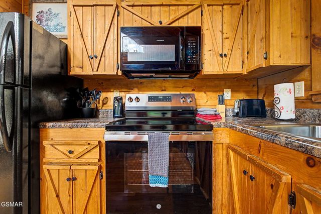 3022 Hatcher Mountain Road, Sevierville, TN 37862
