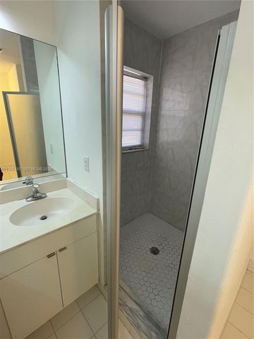 703 NE 195th St 703, Miami, FL 33179