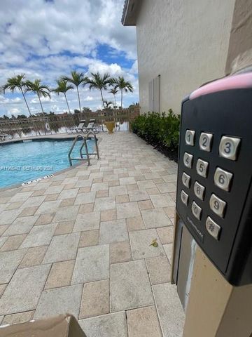 703 NE 195th St 703, Miami, FL 33179