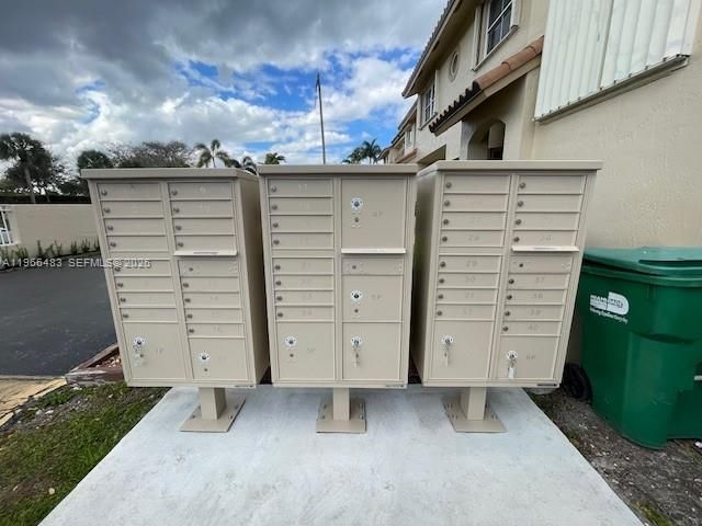 703 NE 195th St 703, Miami, FL 33179