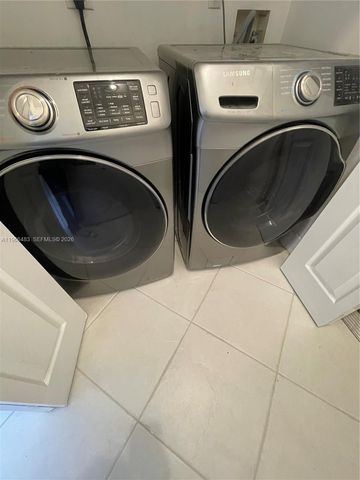 703 NE 195th St 703, Miami, FL 33179