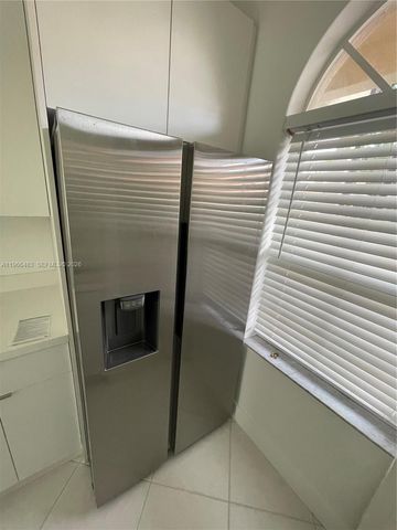 703 NE 195th St 703, Miami, FL 33179