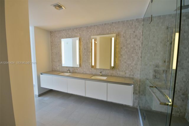 88 SW 7th St 3309, Miami, FL 33130