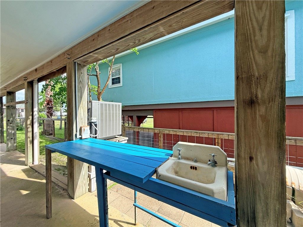 1312 S Live Oak St, Rockport, TX 78382 — photo 4