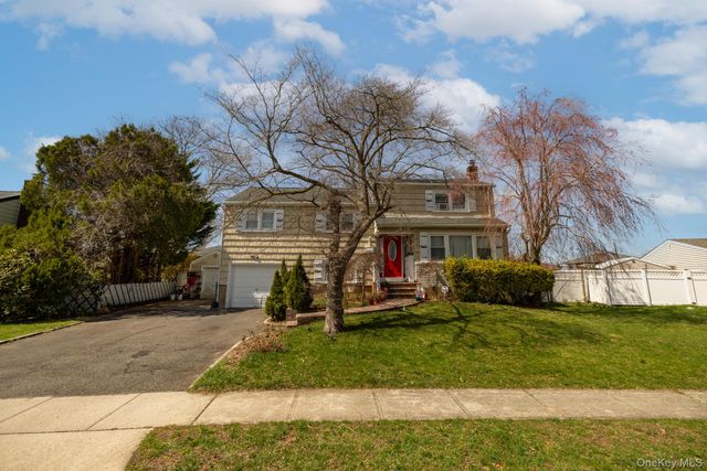 20 Gardenia Lane, Hicksville, NY 11801