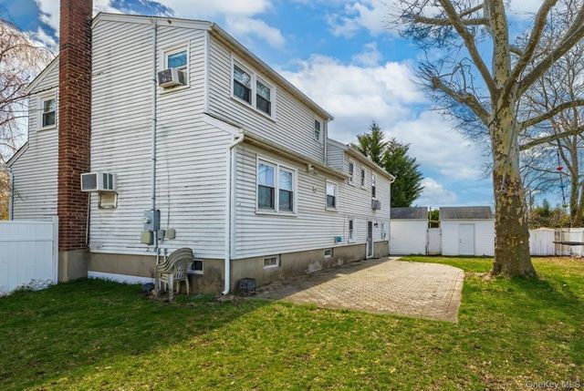 20 Gardenia Lane, Hicksville, NY 11801