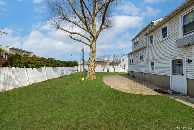 20 Gardenia Lane, Hicksville, NY 11801