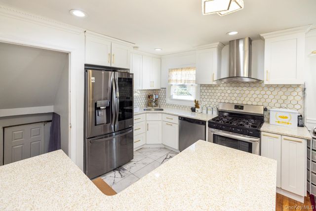 20 Gardenia Lane, Hicksville, NY 11801