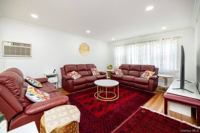 20 Gardenia Lane, Hicksville, NY 11801