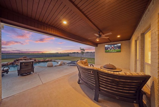 568 Crow Road, Whitesboro, TX 76273