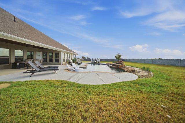 568 Crow Road, Whitesboro, TX 76273