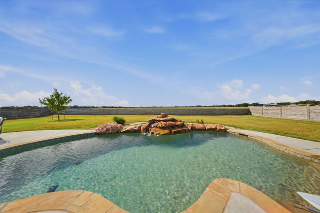 568 Crow Road, Whitesboro, TX 76273